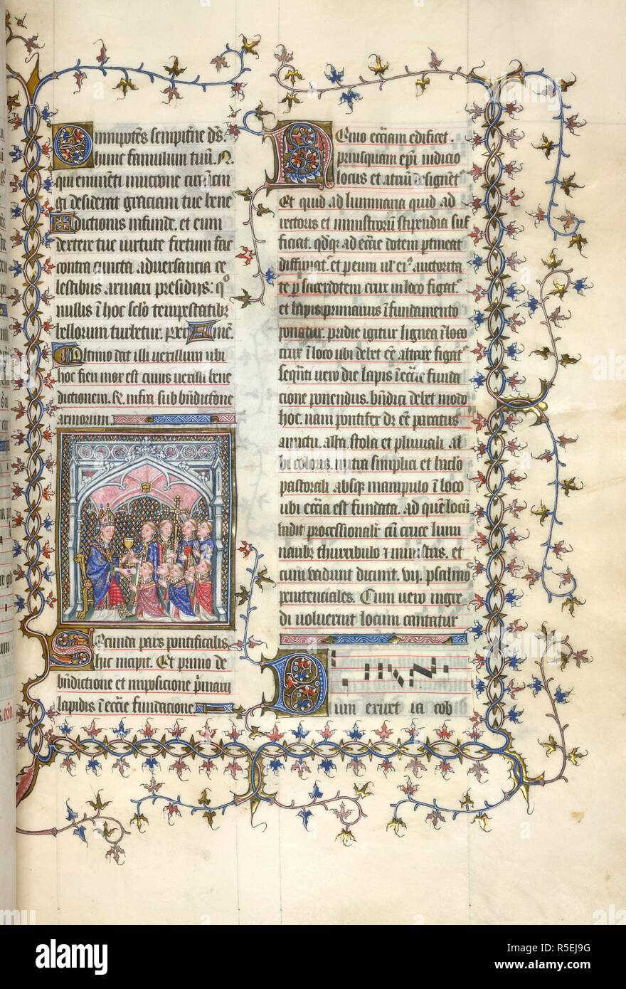 La comunione dei neosacerdoti. Pontificio. Francia [Mende]; circa 1390. [Intero folio] sotto un arco gotico, un arcivescovo è seduto, indossa un turbante e casula blu e amministra il wafer consacrata al primo di cinque nuovi ordinati sacerdoti che si inginocchia davanti a lui. Un Cappellano nel far fronte blu mantiene la tazza per purificare il communicants. Dietro la croce-portatore e due diaconi immagine presa dal Pontificio. Originariamente pubblicato/prodotto in Francia [Mende]; circa 1390. . Fonte: Yates Thompson 24, f.76. Lingue: Latina. Foto Stock