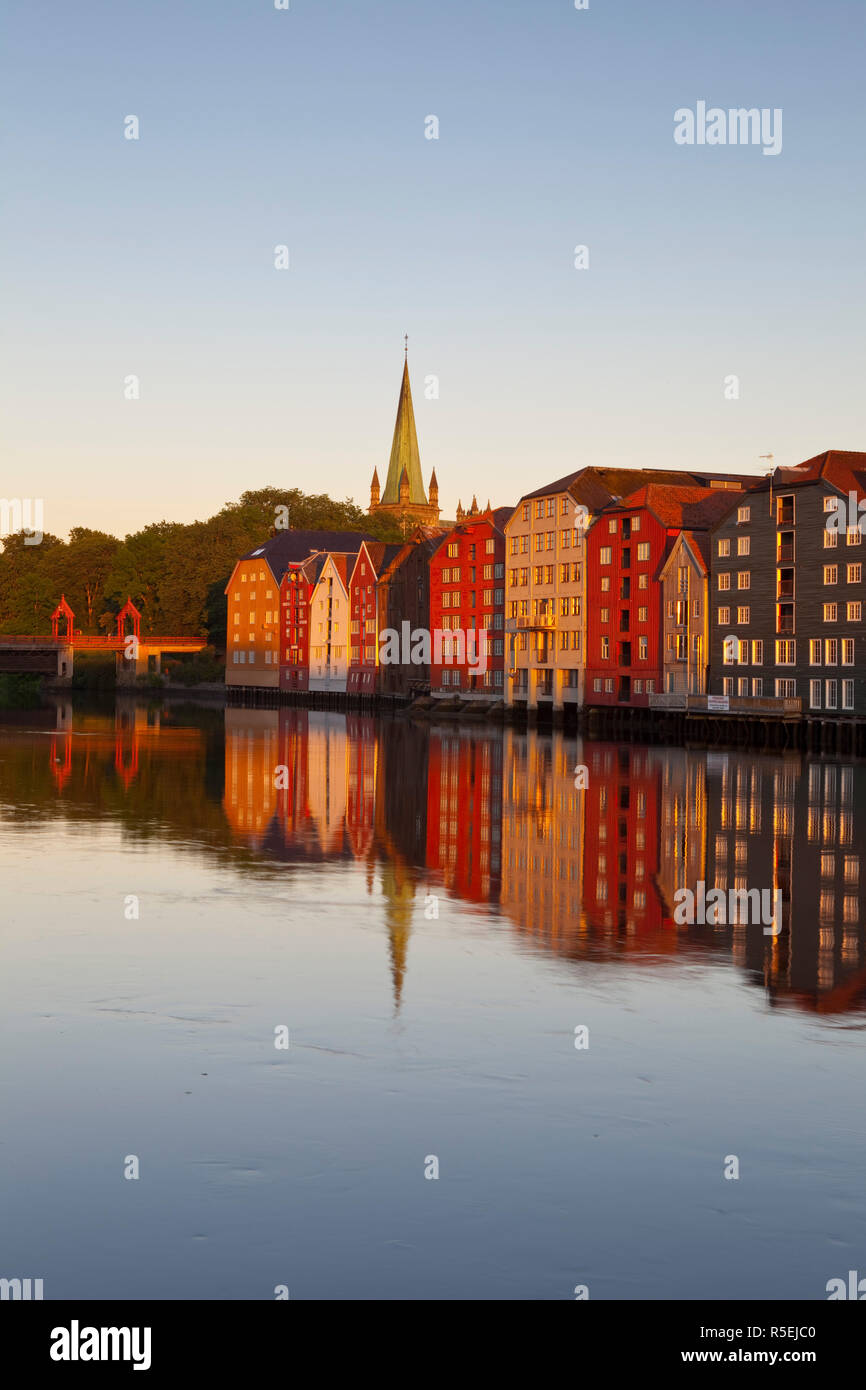 La cattedrale Nidaros & Gamle Bybro illuminata di sunrise, Trondheim, Sor-Trondelag, Norvegia Foto Stock