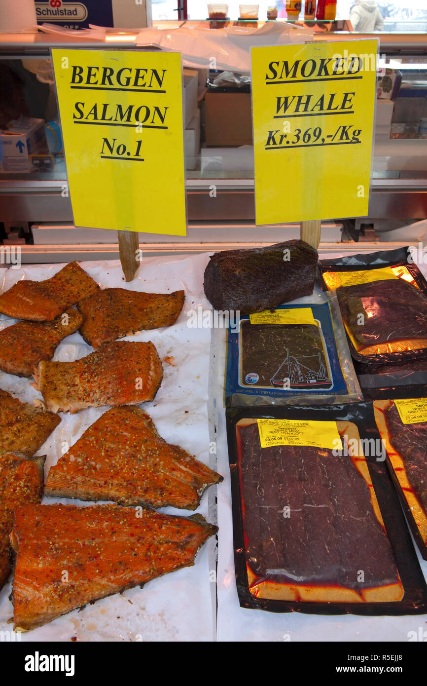 Salmone e carne di balena in vendita a Bergen il famoso Mercato del Pesce di Bergen, Hordaland, Norvegia Foto Stock