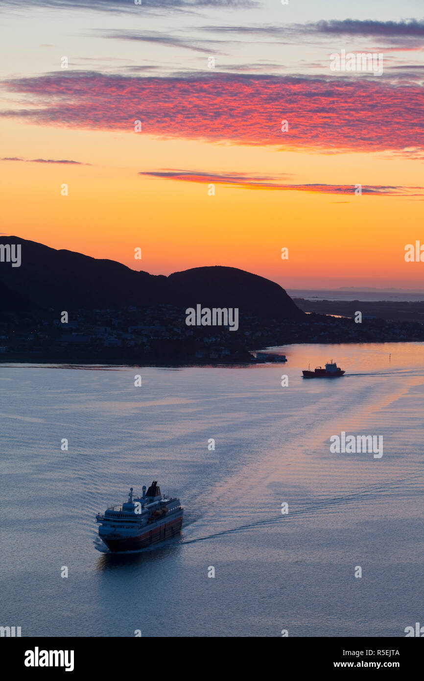 Sunset over Giske Island & MS Trollfjord, Sunnmore, More og Romsdal, Norvegia Foto Stock