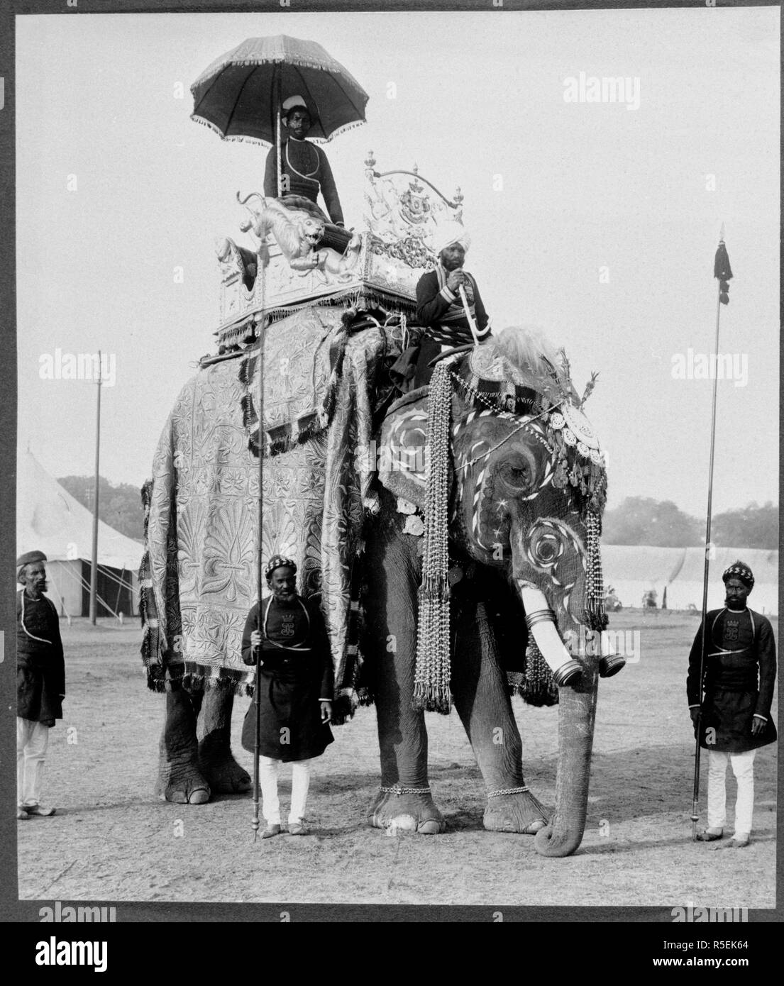 Elefante. Dic-02. L'elefante che hanno realizzato le Loro Altezze Reali il Duca e la Duchessa di Connaught nello stato in entrata in Delhi, Dicembre 29, 1902. Vista dell'elefante, riccamente caparisoned e con un howdah abbellita con decorazioni in forma di una tigre che attacca una gazzella. Originariamente pubblicato/prodotto in dic 1902. . Fonte: Foto OIOC 430/78(17). Autore: Bourne & Pastore. Foto Stock Elefante. Dic-02. L'elefante che hanno realizzato le Loro Altezze Reali il Duca e la Duchessa di Connaught nello stato in entrata in Delhi, Dicembre 29, 1902. Vista dell'elefante, riccamente caparisoned e con un howdah abbellita con decorazioni in forma di una tigre che attacca una gazzella. Originariamente pubblicato/prodotto in dic 1902. . Fonte: Foto OIOC 430/78(17). Autore: Bourne & Pastore. Foto Stock