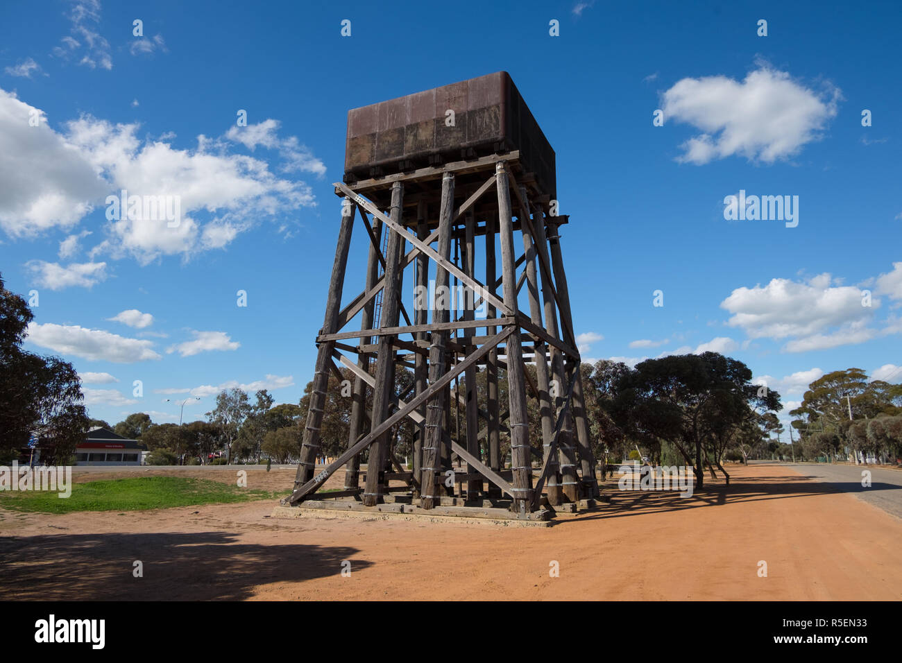 Un classico, la vecchia torre di acqua serbatoio lungo il Goldfields acqua schema di alimentazione nei pressi di Cunderdin, Australia. Foto Stock