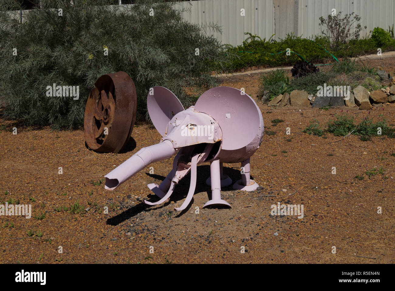 Un adorabile Pink Elephant scultura realizzata da parti metalliche e dipinto di rosa in Western Australia. Foto Stock