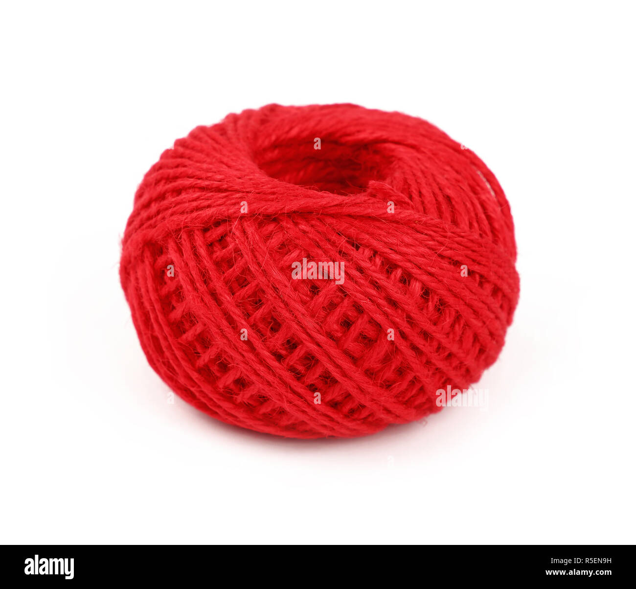 Uno spago rosso iuta bobina isolato su bianco Foto Stock