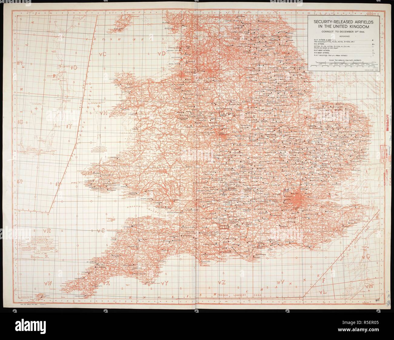 Mappa/grafico della sicurezza rilasciato gli aerodromi nel Regno Unito, al 31 dicembre 1944. Sicurezza rilasciato gli aerodromi nel Regno Unito, GSGS Misc 505. [S.l.] : [s.n.], 1944-1945. col.; Scala 1:633 600. Fonte: Mappe MOD GSGS Misc 505. La metà inferiore della mappa. Foto Stock
