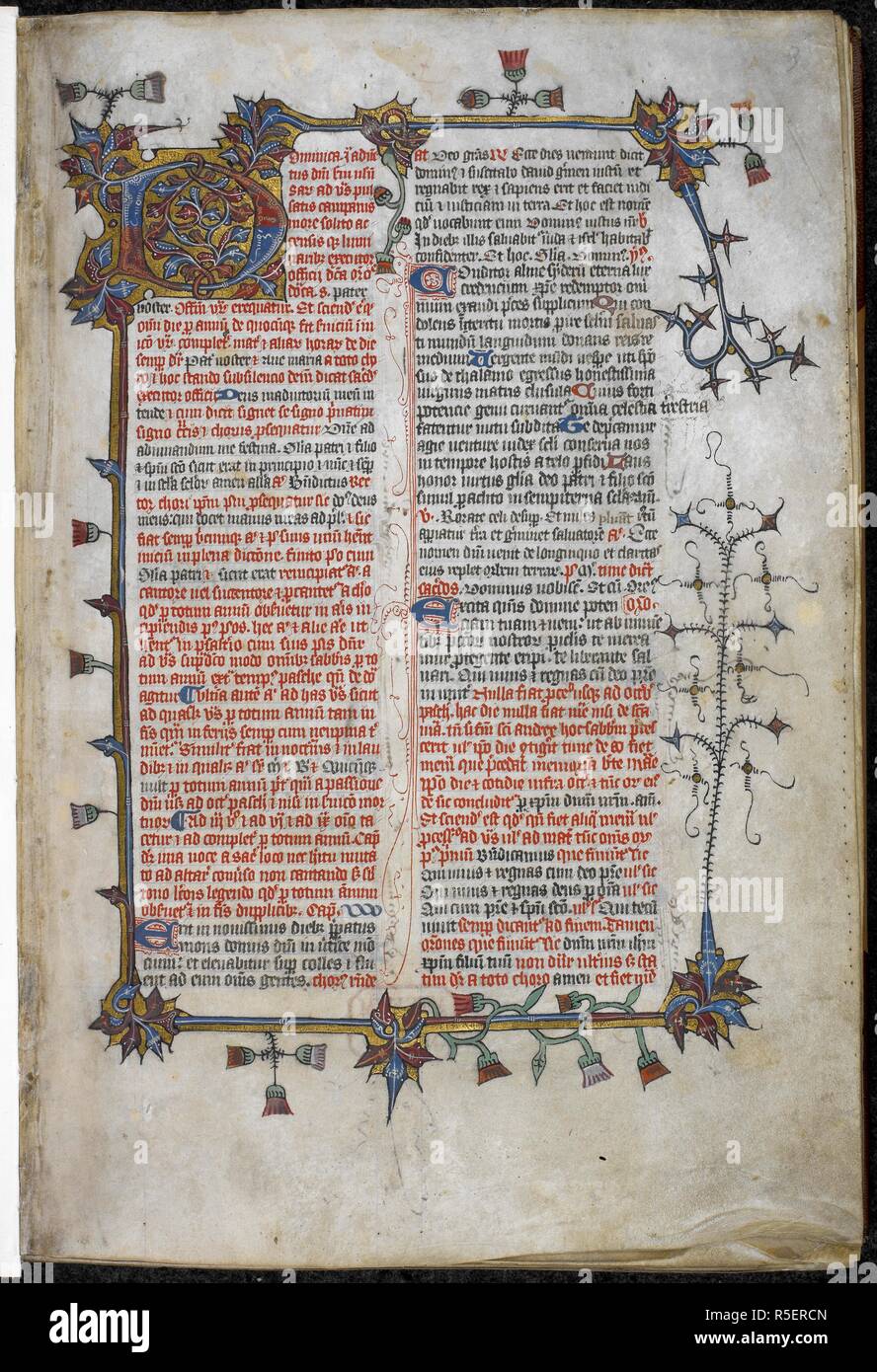 Prima 'D'(ominica) e tre facciate bar confine con foliate e decorazione a spruzzo, comprese le margherite, all'inizio del testo. Breviario, uso di Sarum. Inghilterra; ultimo quarto del XIV o primo quarto del XV secolo. Fonte: Harley 1512, f.3. Lingue: Latina. Foto Stock