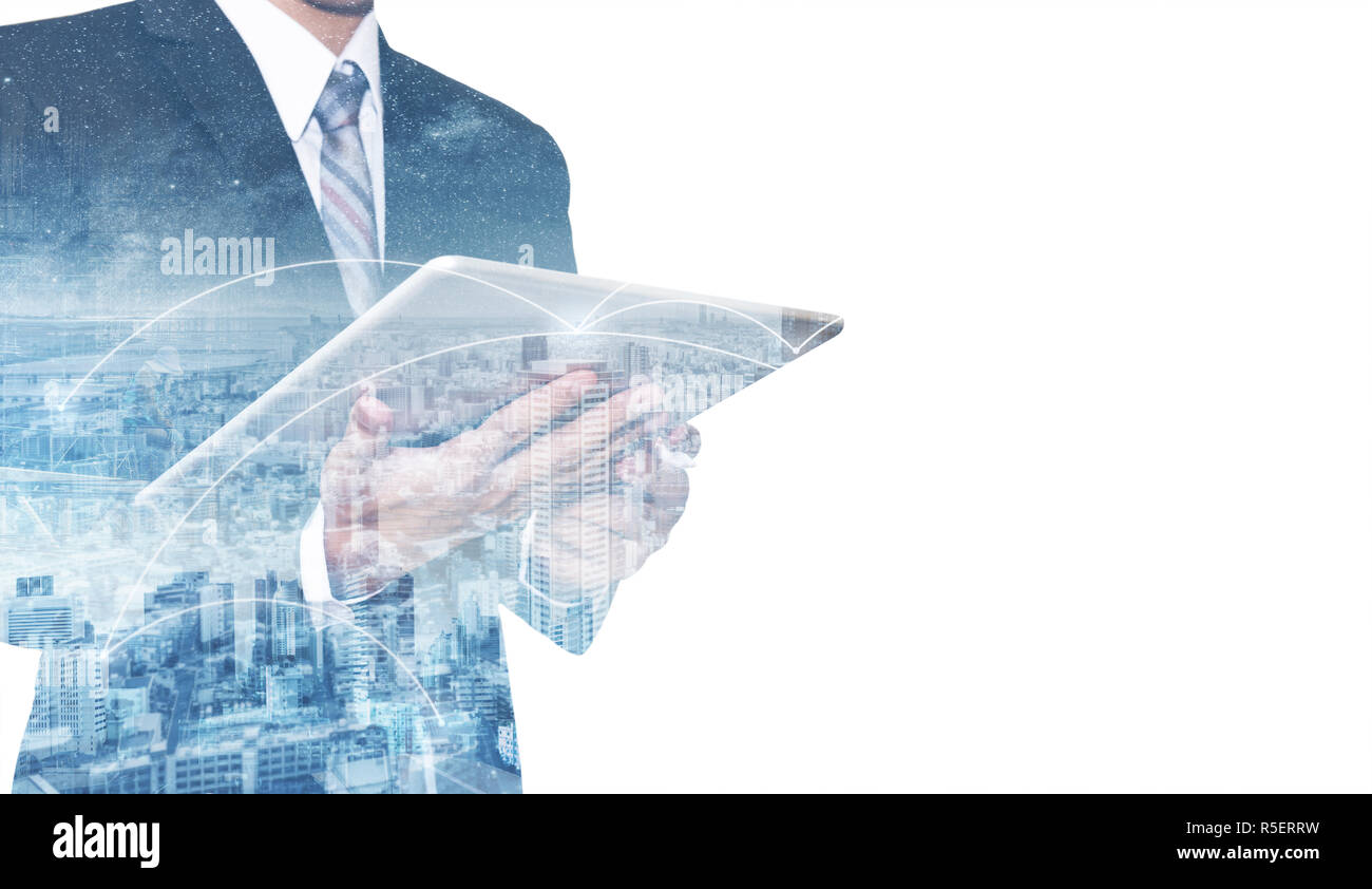 La doppia esposizione imprenditore utilizzando tavoletta digitale e il paesaggio urbano. Rete di business e tecnologia di comunicazione Foto Stock