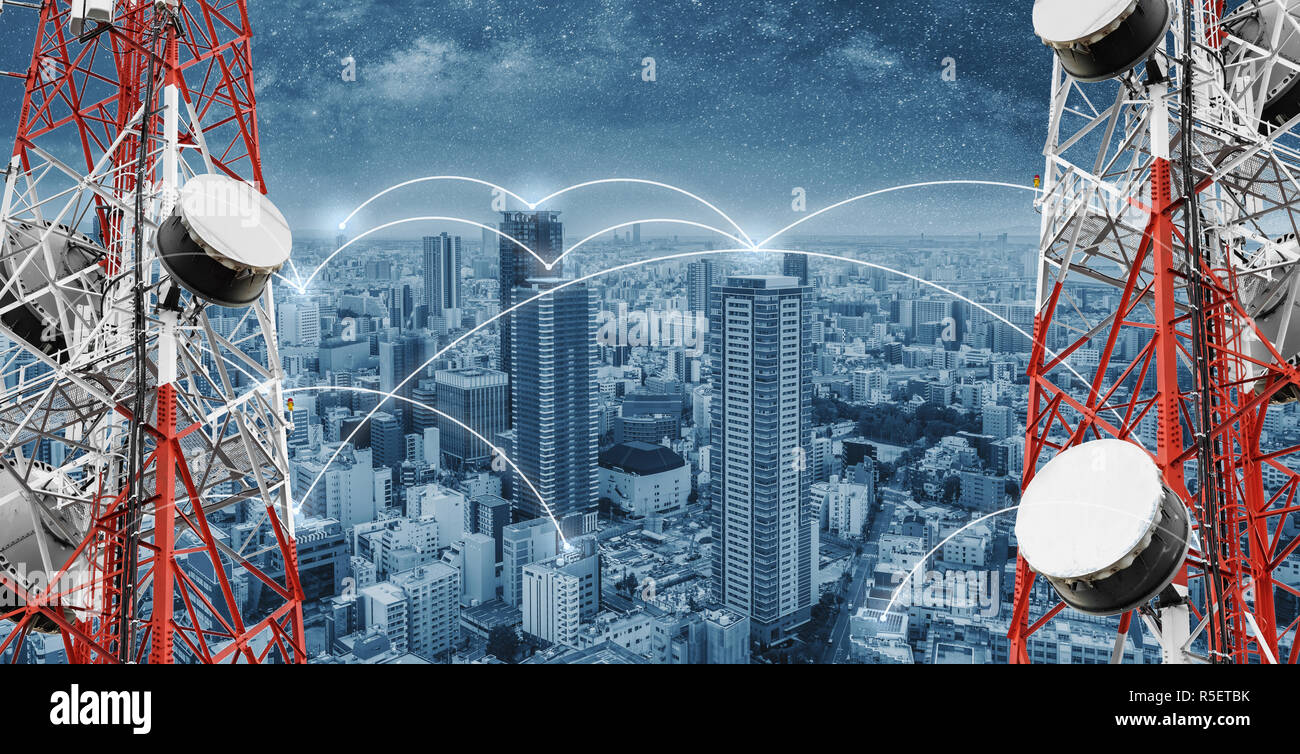 La rete internet e la tecnologia di rete nella città. Torri di telecomunicazione con paesaggio e linee di rete Foto Stock