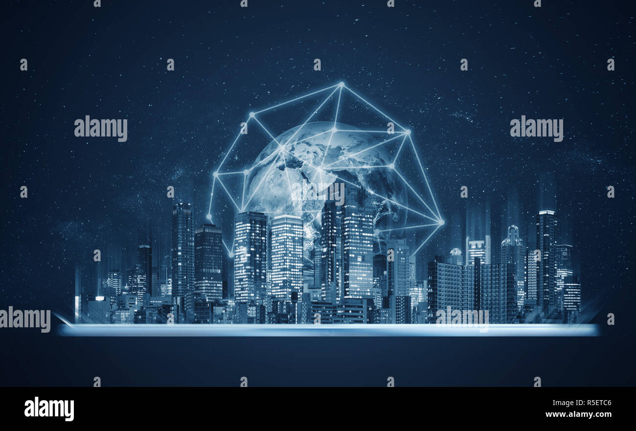 Tavoletta digitale con ologramma di costruzione e una rete globale di tecnologia di connessione. Elemento di questa immagine sono arredate dalla NASA Foto Stock