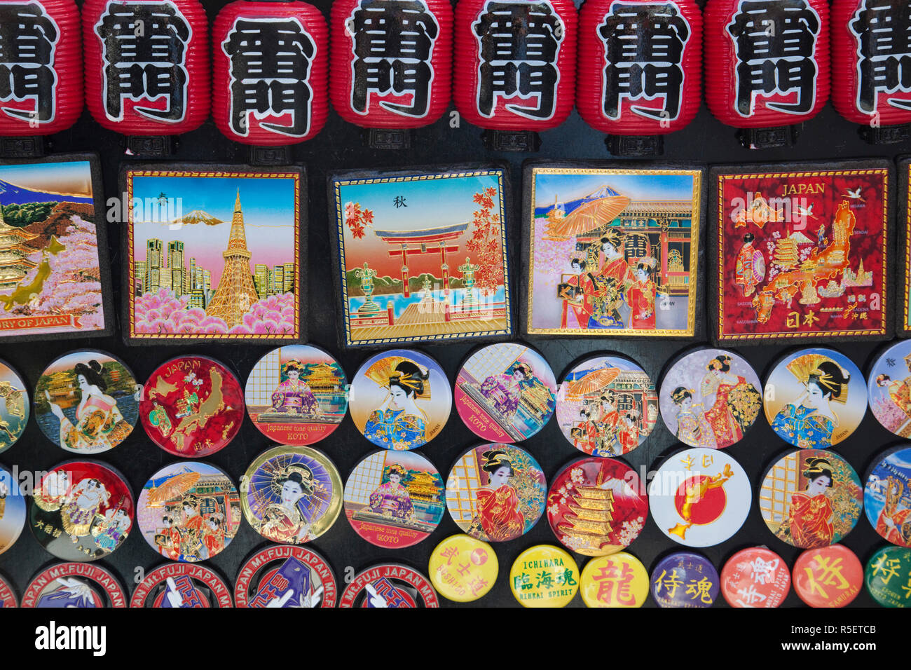 Giappone Tokyo Asakusa, Nakamise Dori Shopping Street, Souvenir magneti per il frigo raffiguranti giapponese popolari attrazioni turistiche Foto Stock