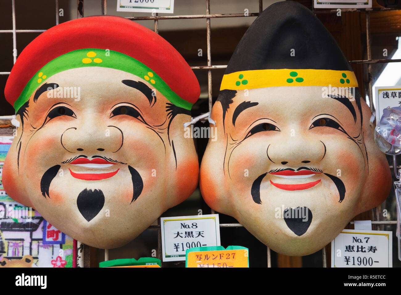 Giappone Tokyo Asakusa, Nakamise Dori Shopping Street, Souvenir Fortunato Dio maschere Foto Stock