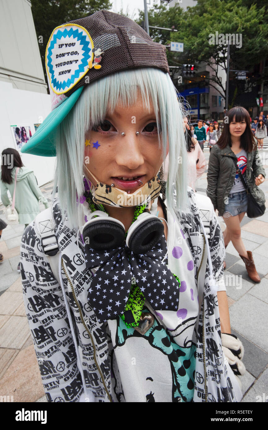 Giappone, Tokyo Harajuku, giovane uomo in costume cosplay Foto Stock