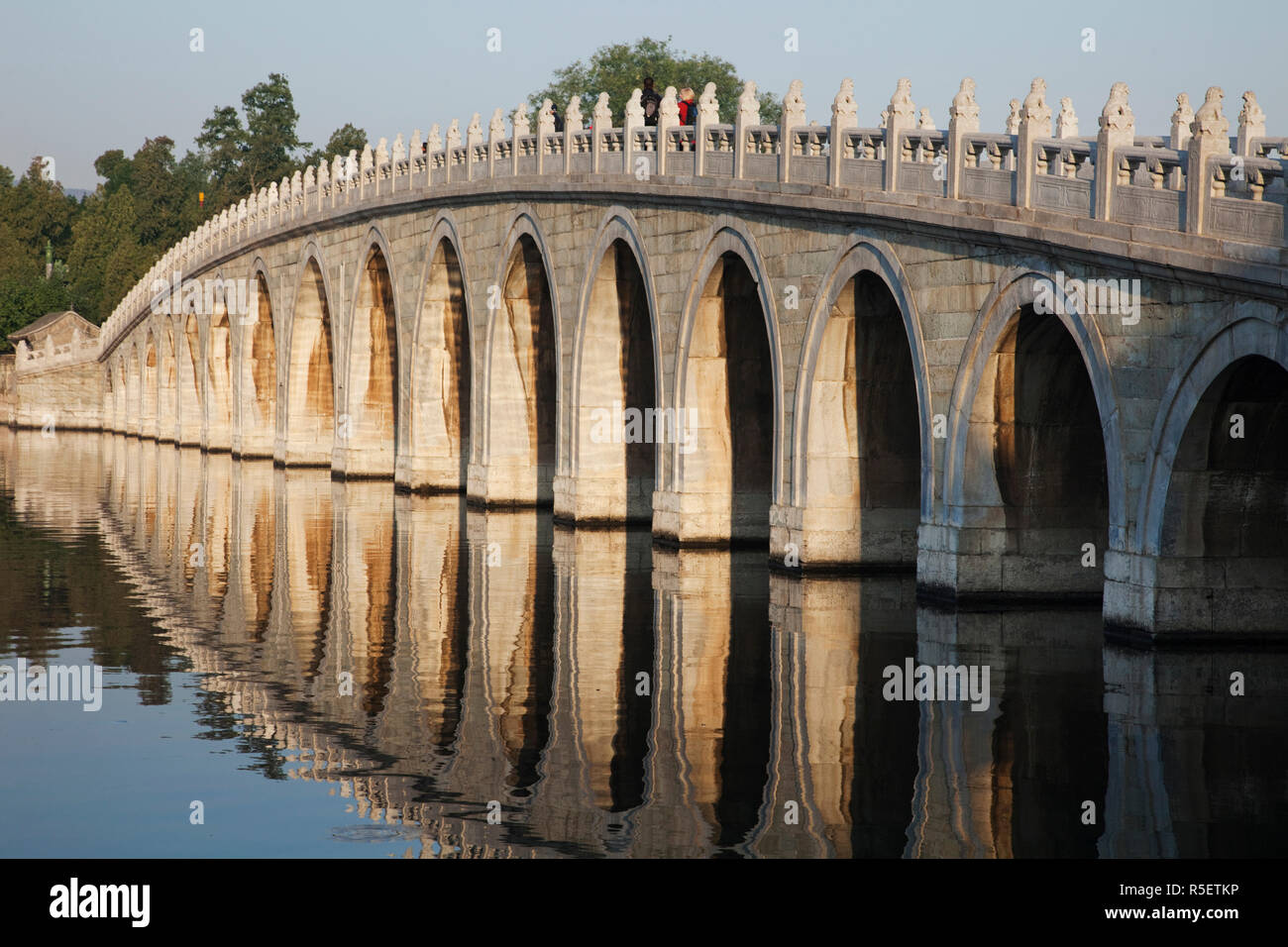 Cina, Pechino, il Summer Palace, diciassette ponte arcuato Foto Stock