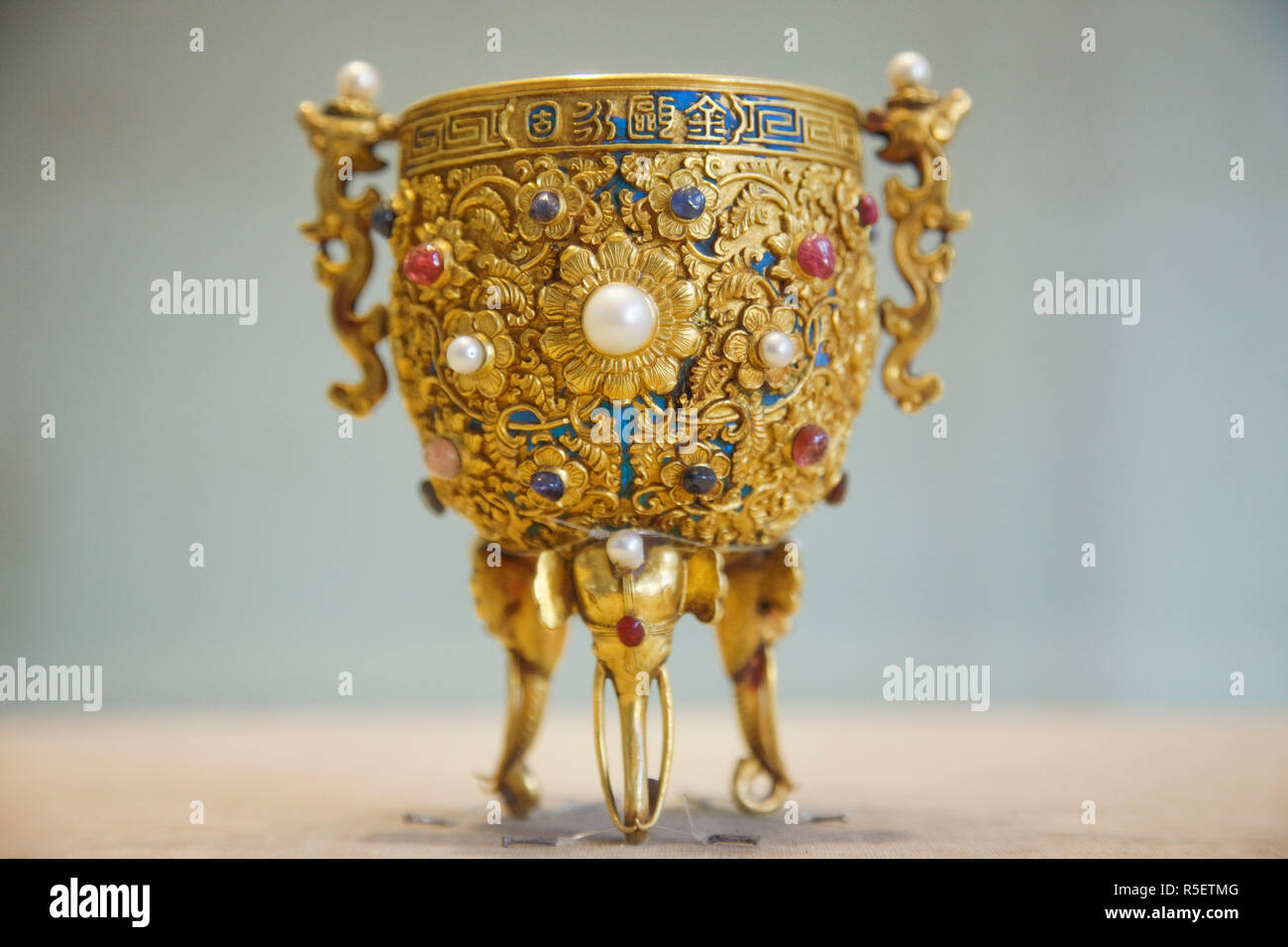 Cina, Pechino, Palace Museum o la Città Proibita, Galleria di tesori, Gold Cup contrassegnati con caratteri Jin'ou Younggu (integrità territoriale), dinastia Qing Foto Stock