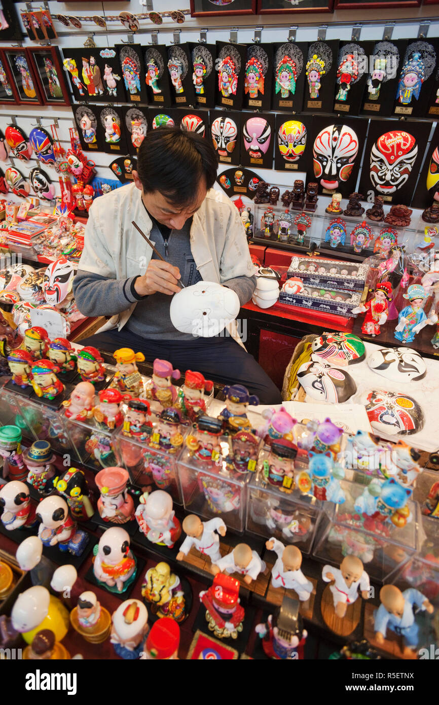 Cina, Pechino, il Mercato della Seta, artista pittura maschera cinese Foto Stock