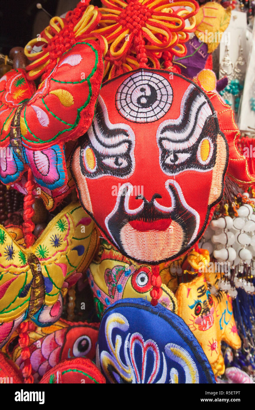 Cina, Pechino, Wangfujing Street, Snack Street Market, un negozio di Souvenir, Maschera cinese Foto Stock