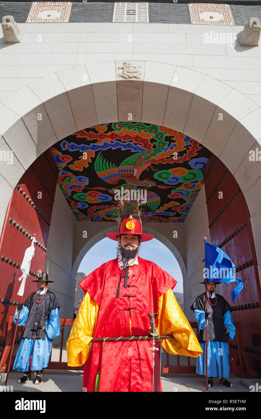 Corea del Sud, Seoul, il Palazzo Gyeongbokgung, cerimoniale di guardie in uniforme tradizionale Foto Stock