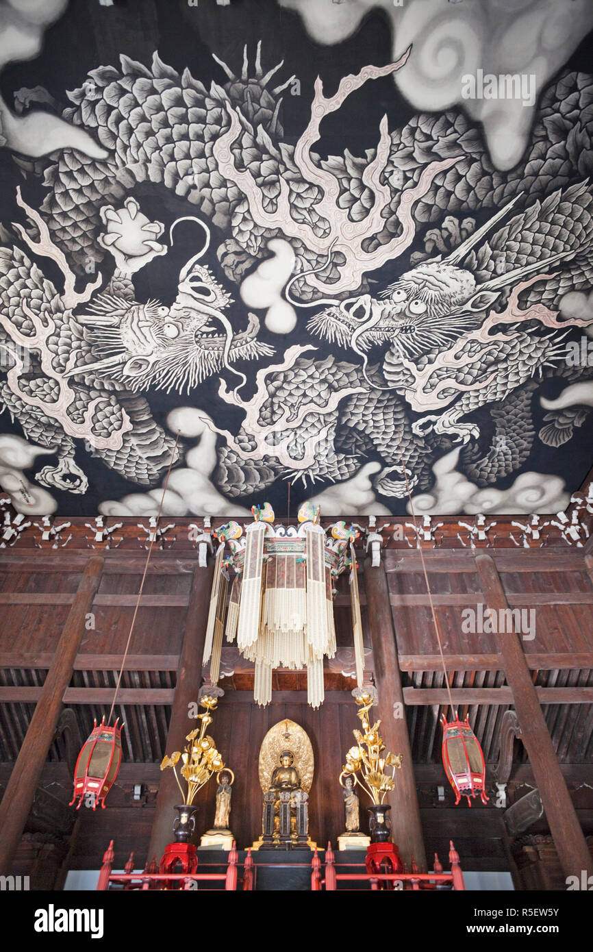 Giappone, Kyoto, Kennin-ji il Tempio Zen, interni di Hatto o Dharma Hall mostra Draghi Gemelli dipinto di Koizumi Junsaku Foto Stock