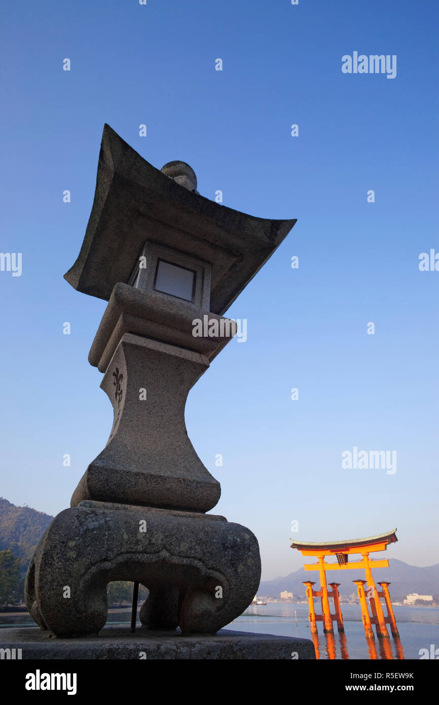 Il Giappone, l'isola di Miyajima, santuario di Itsukushima, Torii Gate Foto Stock