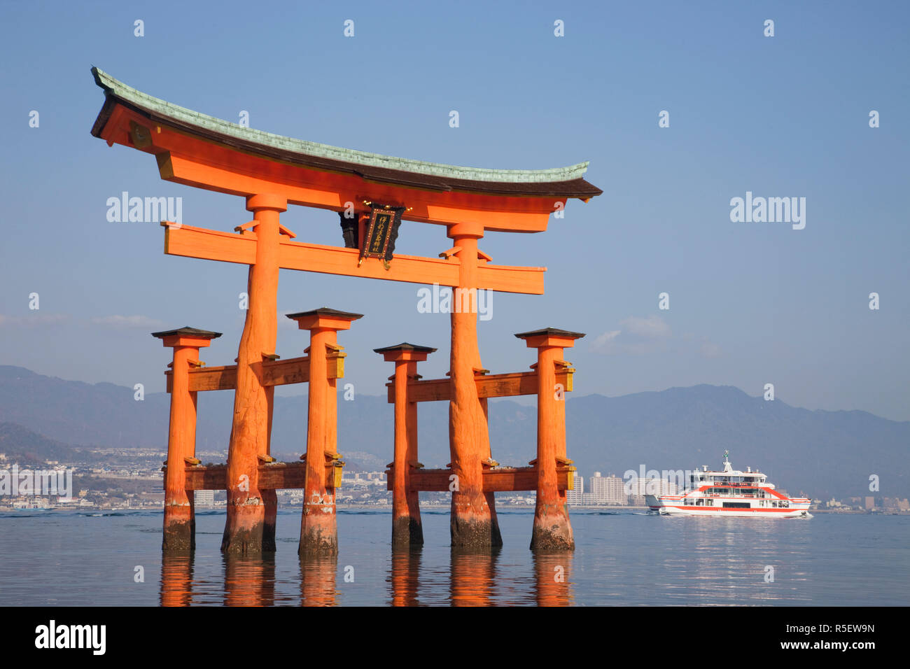 Il Giappone, l'isola di Miyajima, santuario di Itsukushima, Torii Gate Foto Stock