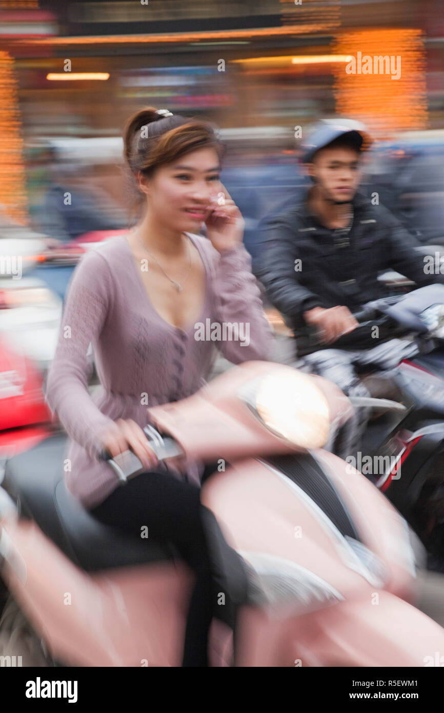 Il Vietnam, Hanoi, traffico di moto Foto Stock