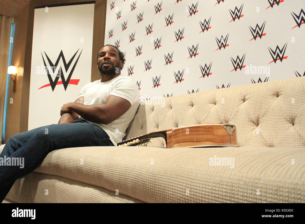 Taguig City, Filippine. 30 Novembre, 2018. La superstar WWE Xavier Woods visitato Manila ieri, 30 novembre, a promuovere la WWE SmackDown Live marca, nonché per parlare del suo amore di cosplay e video giochi e come essa ha ispirato a lui e il suo mestiere come una superstar WWE. Credito: Dennis Jerome Acosta/ Pacifico premere/Alamy Live News Credito: PACIFIC PRESS/Alamy Live News Foto Stock