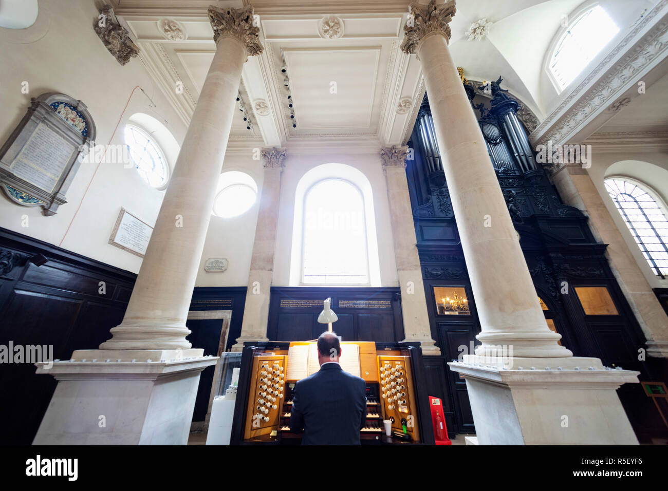 Inghilterra, Londra, la città di San Stefano Chiesa Walbrook, organista Foto Stock