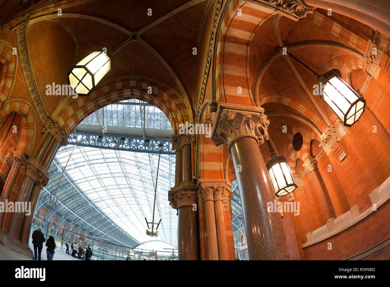 La stazione di St. Pancras, Londra, Inghilterra Foto Stock