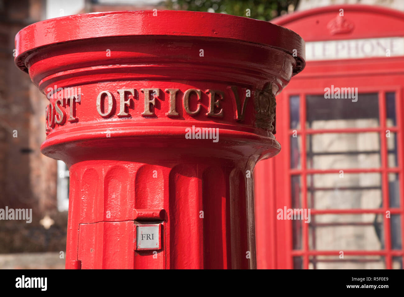 Inghilterra, Warwickshire, Warwick, vecchio rosso casella postale e telefono box Foto Stock