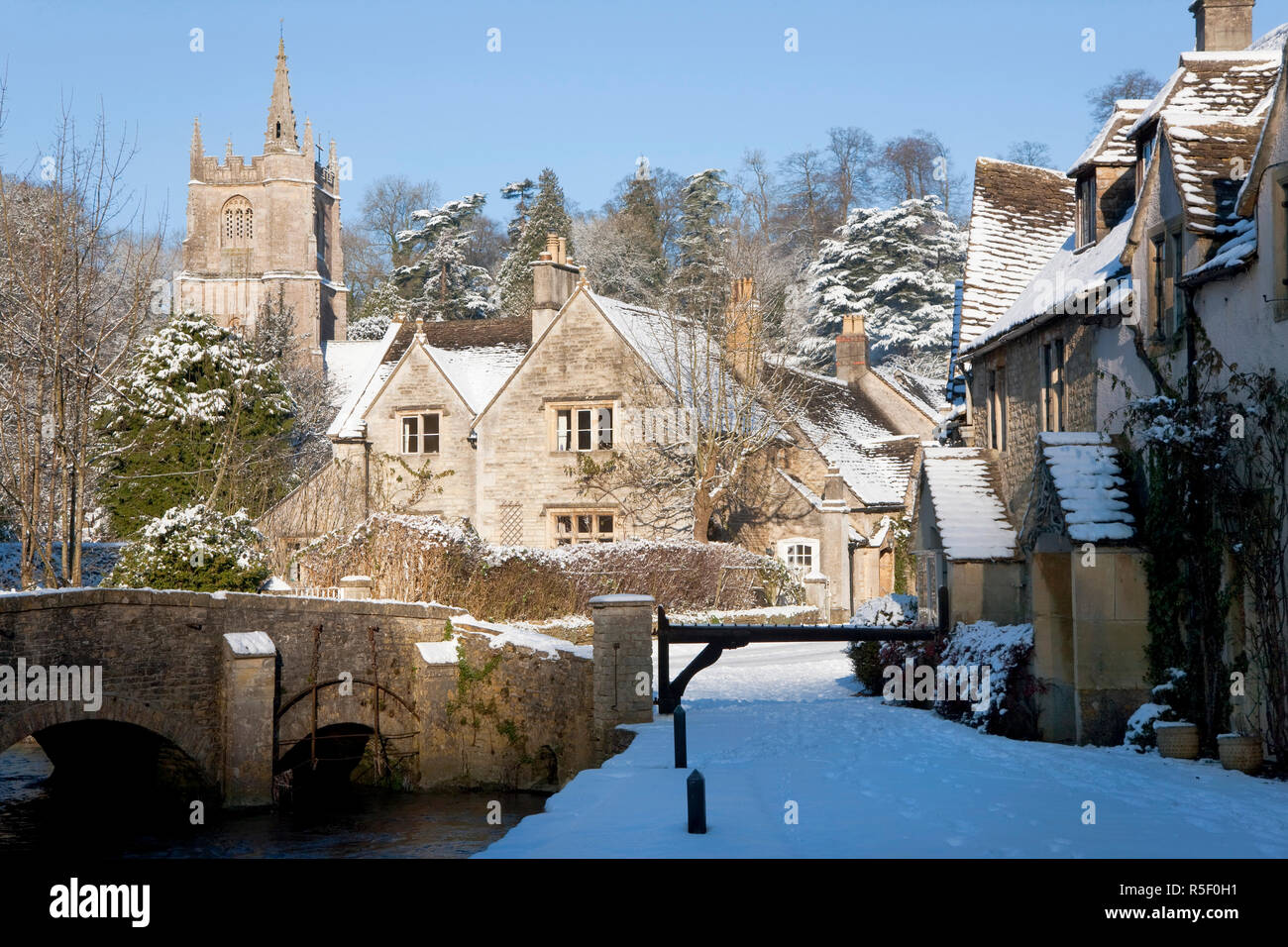 Castle Combe nella neve, Wiltshire, Regno Unito Foto Stock