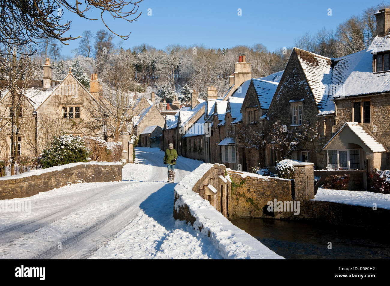 Castle Combe nella neve, Wiltshire, Regno Unito Foto Stock