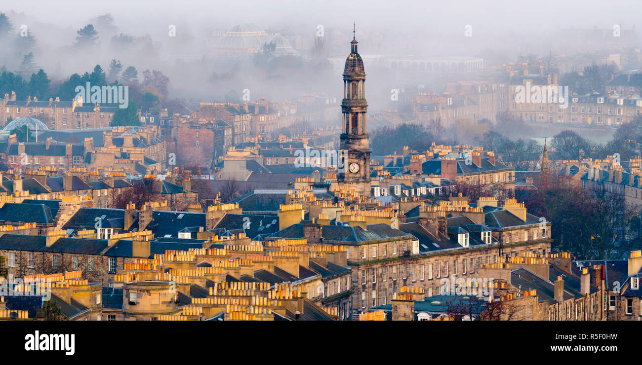 Regno Unito, Scozia, Edimburgo, Città Nuova tetti, Broughton St Marys chiesa parrocchiale in stile vittoriano e la casa delle palme del giardino botanico reale al di là di Foto Stock