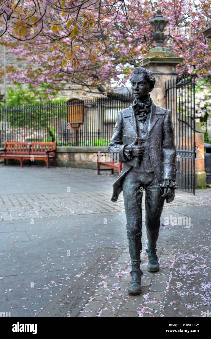 Statua di Robert Fergusson vicino Canongate Kirk, Royal Mile di Edimburgo, Scozia, Regno Unito Foto Stock