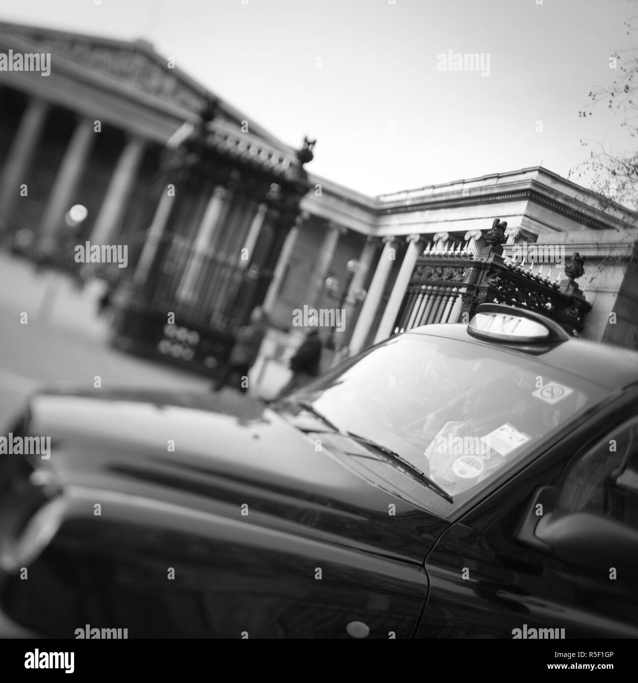 Taxi al di fuori del British Museum di Londra, Inghilterra Foto Stock