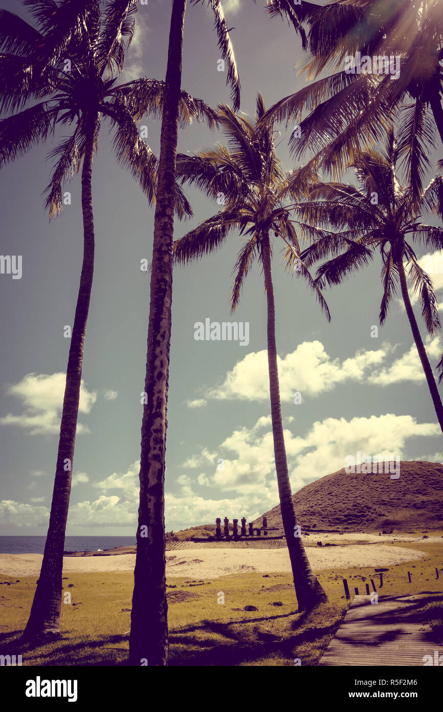 Anakena Palm Beach e Moais statue sito ahu Nao Nao, isola di pasqua Foto Stock