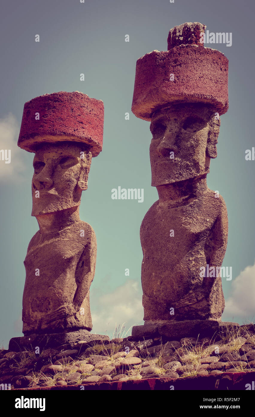 Moais statue sito ahu Nao Nao sulla spiaggia di Anakena, isola di pasqua Foto Stock