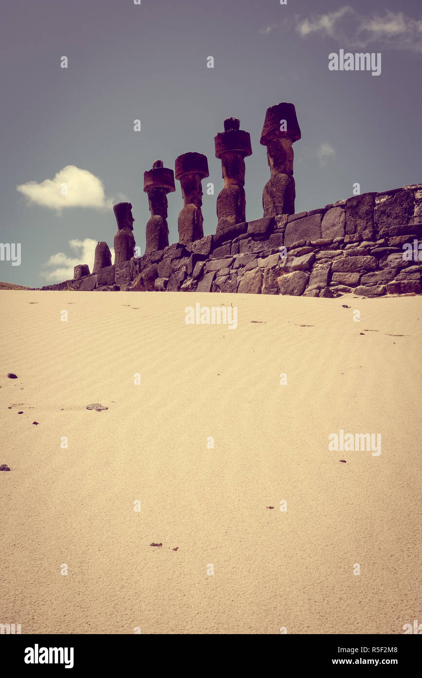 Moais statue sito ahu Nao Nao sulla spiaggia di Anakena, isola di pasqua Foto Stock