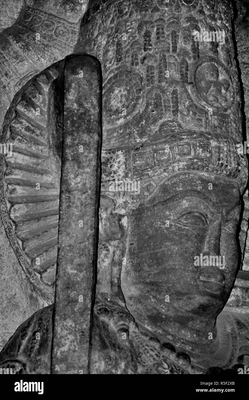 Idoli scolpiti sulla parete interna dei templi di Badami Caves, Bagalkot, Karnataka, India Foto Stock