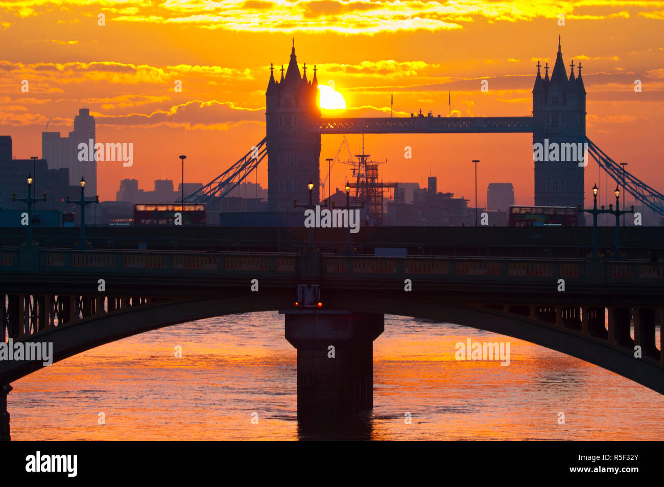 Regno Unito, Inghilterra, London Southwark Bridge e il Tower Bridge di sunrise Foto Stock