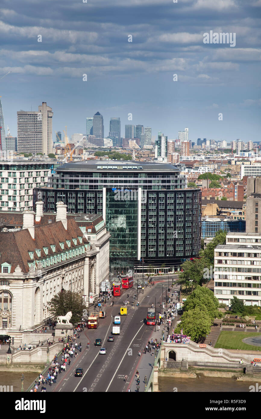 Park Plaza Westminster Hotel e Canary Wharf in background, London, England, Regno Unito Foto Stock