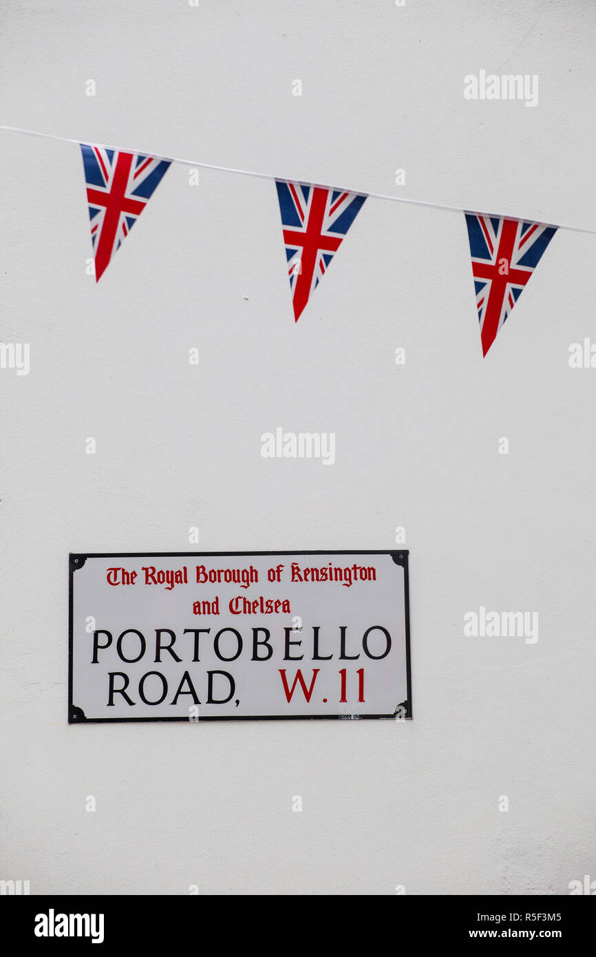 Regno Unito, Inghilterra, London, Kensington, Union Jack bunting sopra Portobello Rd segno per celebrare il Queens Diamond Jubillee Foto Stock