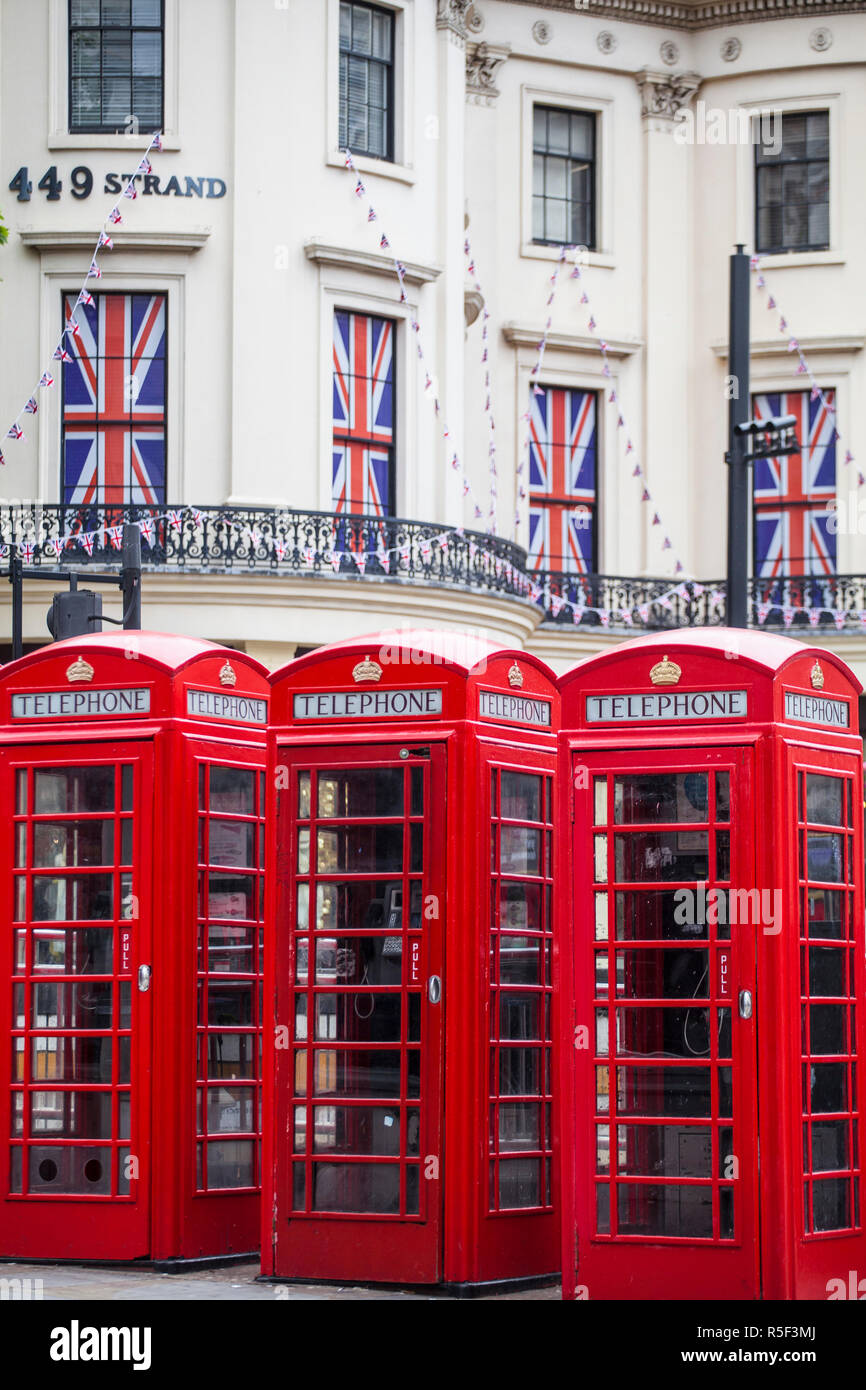Regno Unito, Inghilterra, Londra, Strand, telefono rosso scatola e Union Jack bunting per celebrare il Queens Diamond Jubillee Foto Stock