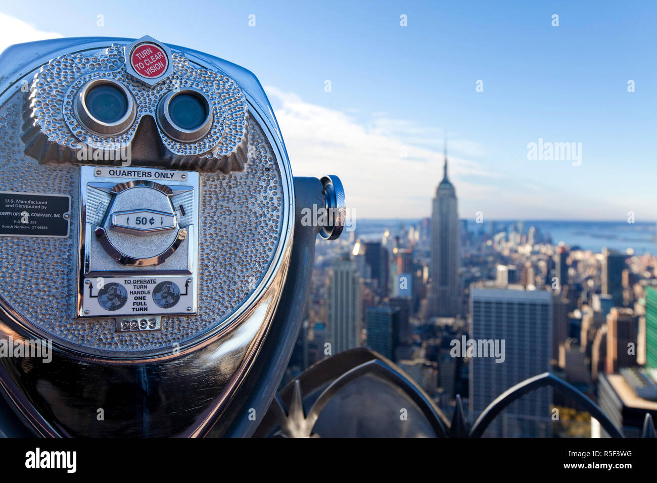 Stati Uniti d'America, New York City, Manhattan, a gettone binocolo e l'Empire State Building è vista dalla parte superiore del Rockefeller Center Foto Stock