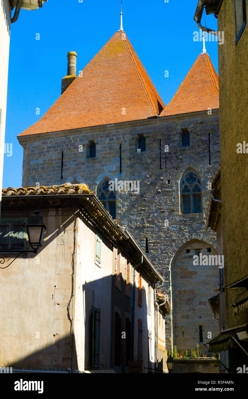 Consente di visualizzare in un vicolo con edifici nel medioevo la città fortificata di Carcassonne Foto Stock