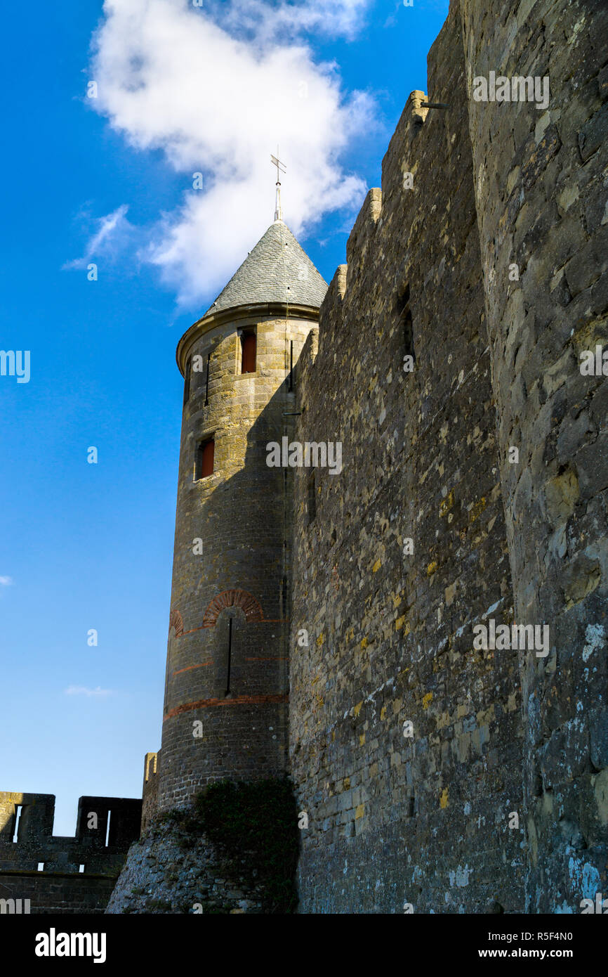 Torre e parti del muro di fortificazione della vecchia storica città fortificata di Carcassonne in Francia Foto Stock