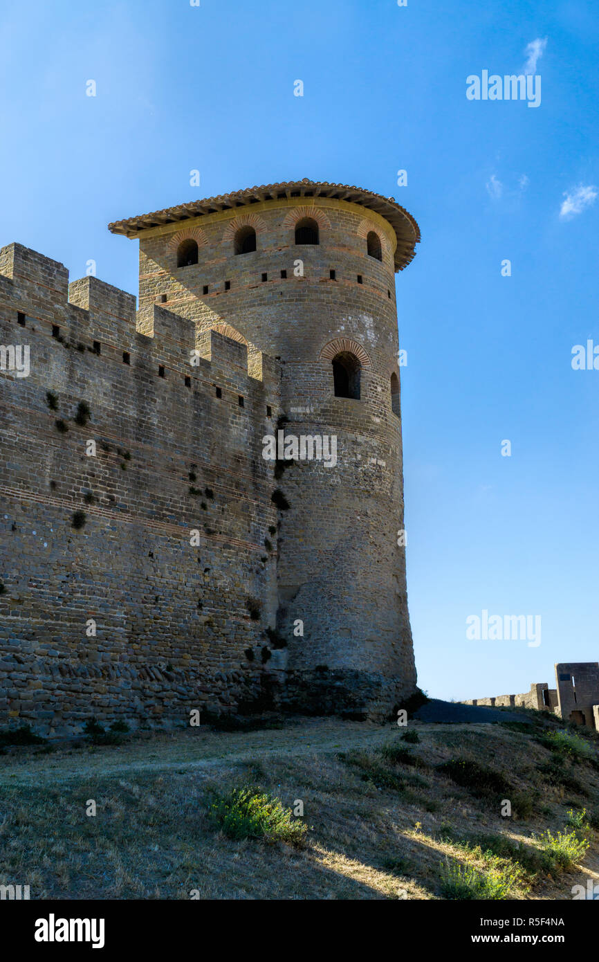 Torre fortificata e muro di fortificazione della storica fortificazione carcassonne in Francia Foto Stock