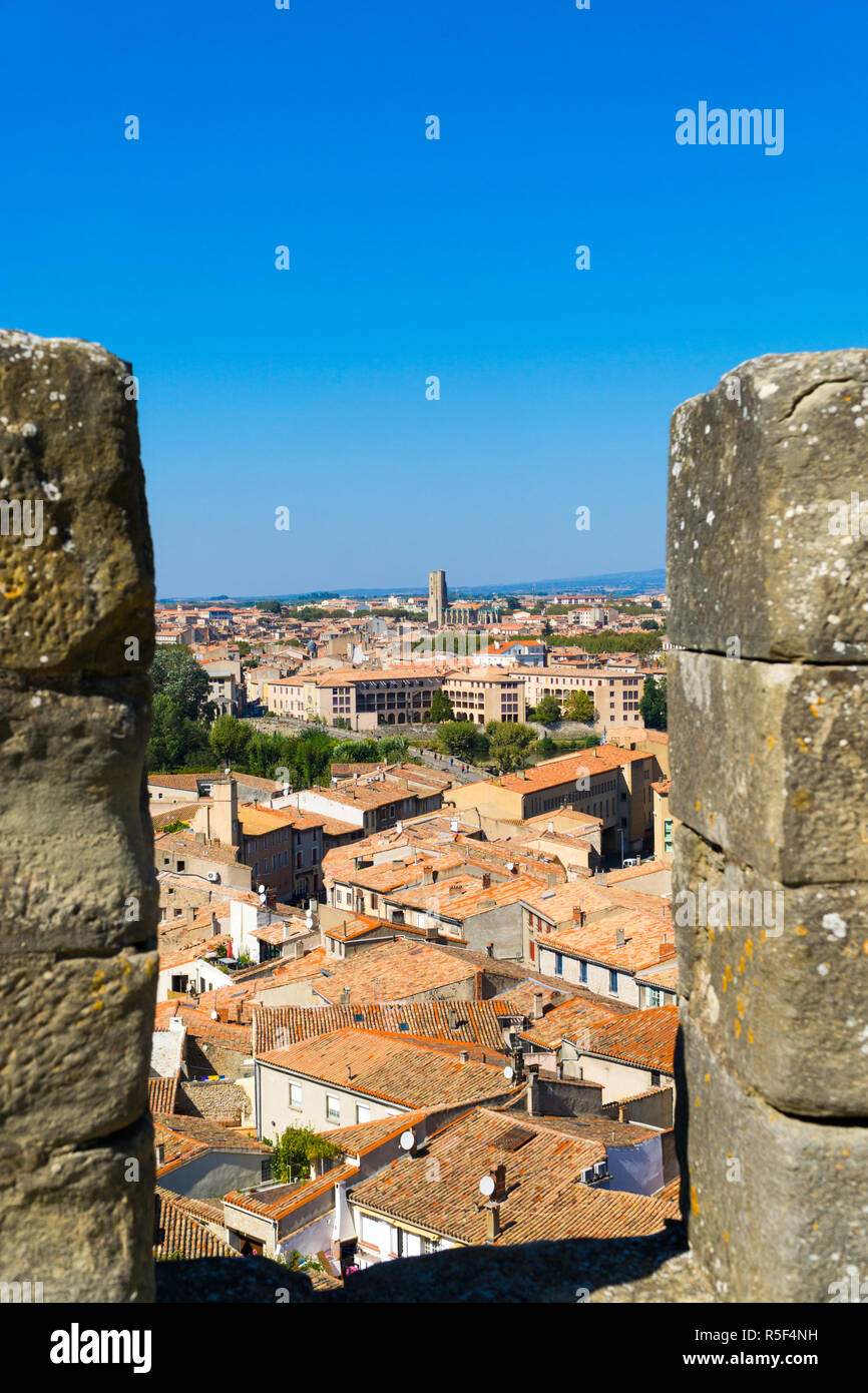 Vista attraverso il muro di fortificazione della vecchia fortezza storica della città di Carcassonne Foto Stock