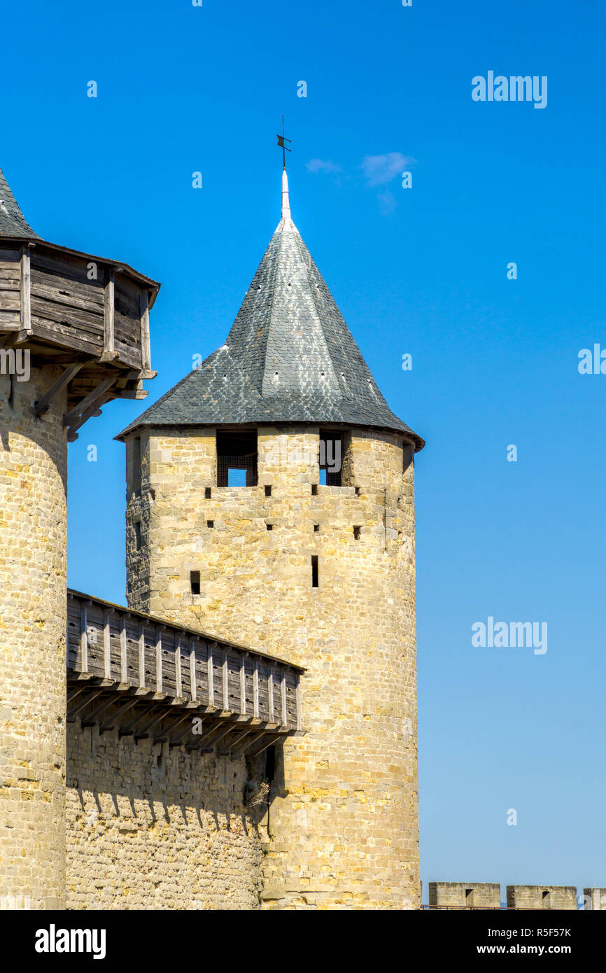 Vista di una torre e le mura della fortezza storica carcassonne in Francia Foto Stock