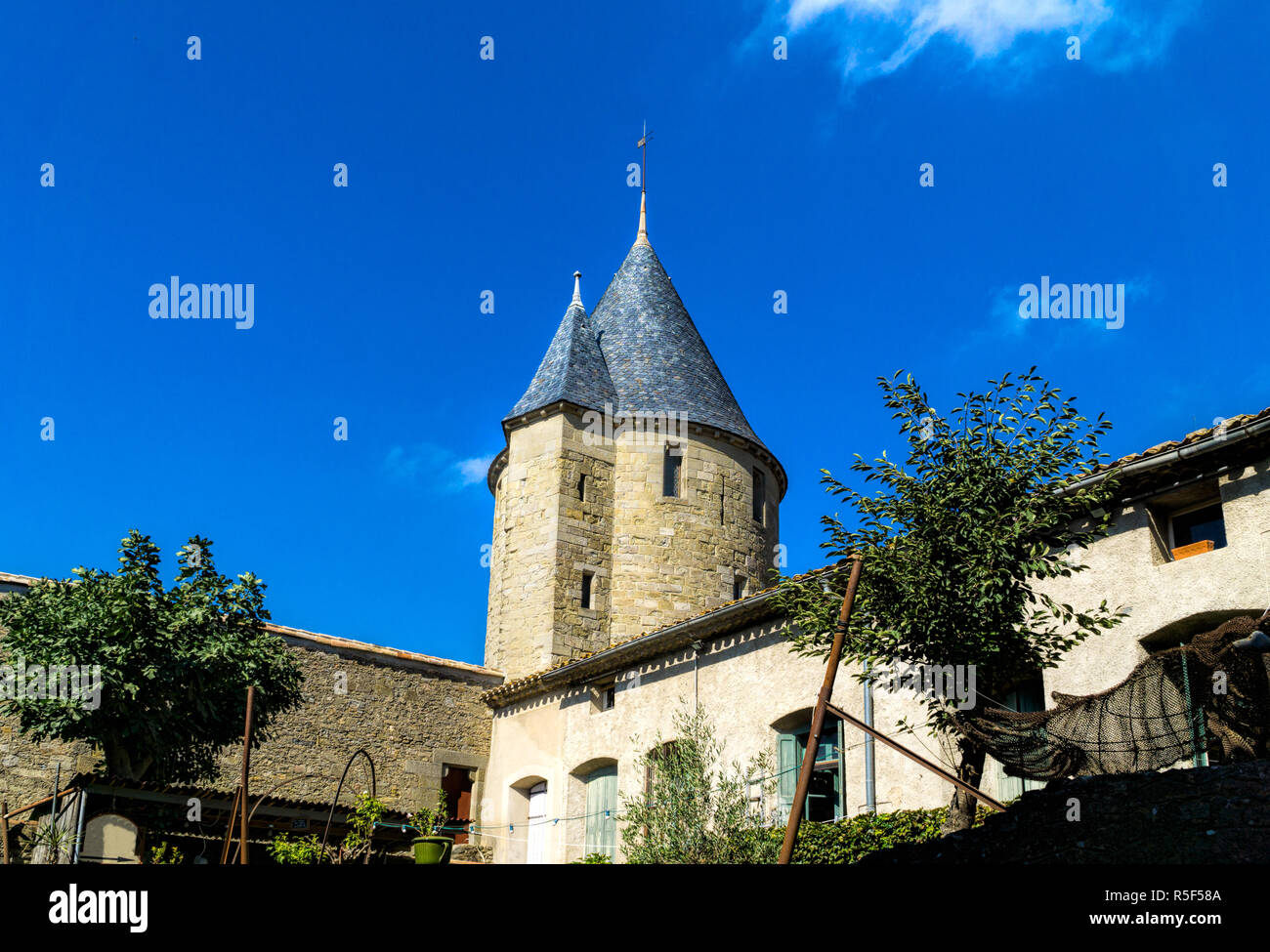 Vista di una torre e nel cortile della fortezza medievale di Carcassonne Foto Stock
