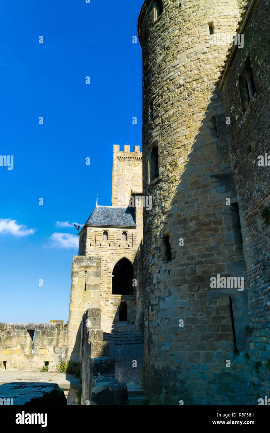 Vista delle mura fortificate e torri della antica fortezza storica carcassonne in Francia Foto Stock